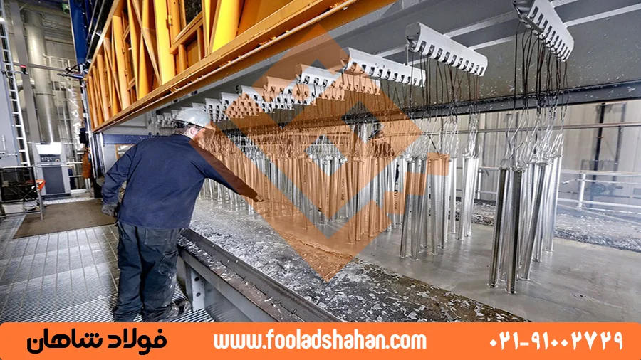 تصویری از ورق فولادی در حمام روی مذاب