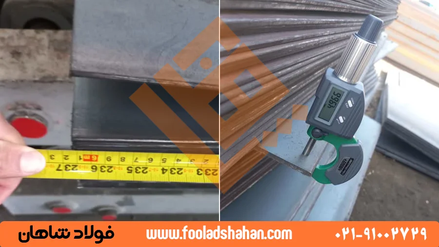 مهندس در حال بررسی و اندازه‌گیری ضخامت یک تسمه فولادی با کولیس دیجیتال در محیط کارخانه.
