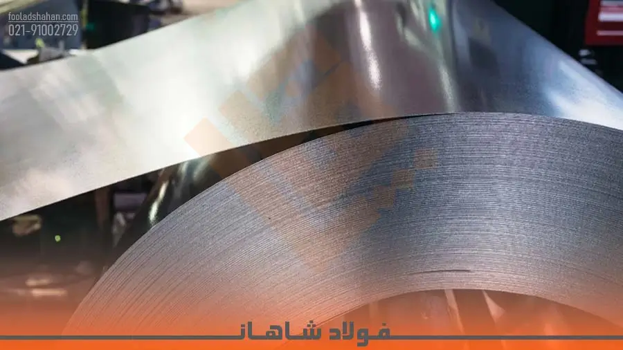 رول‌های ورق گالوانیزه با سطح صیقلی و اسپانگل (گل) در انبار فولاد شاهان