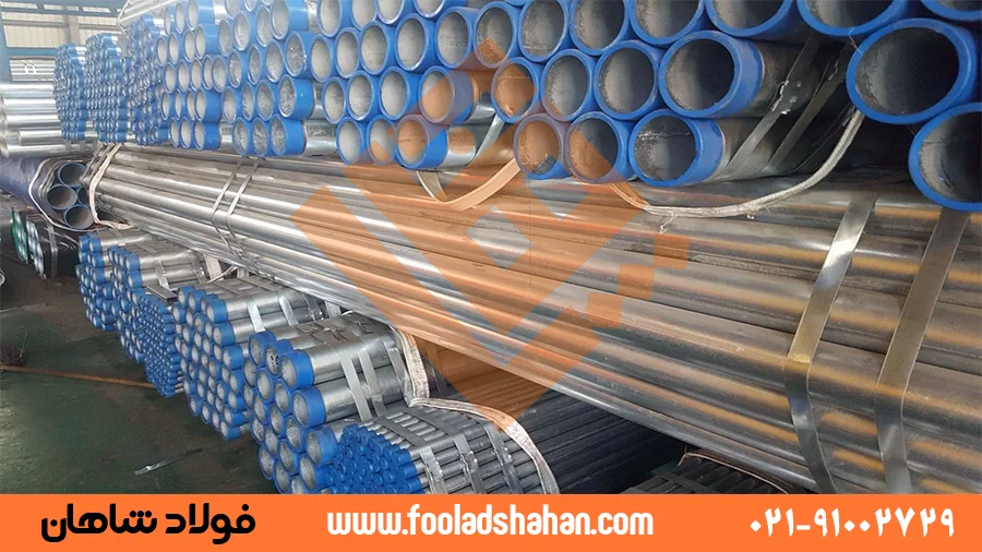 تصویر شماتیک از انواع لوله‌های تست آب گالوانیزه و سیاه در کنار هم با پس‌زمینه صنعتی.