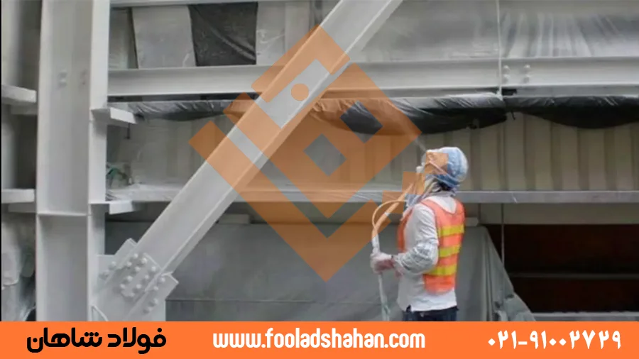 تیرآهن چیست؟ جامعترین راهنمای انواع، کاربردها و استانداردهای کلیدی 5 کارگر در حال اسپری کردن پوشش ضد حریق بر روی تیرآهن