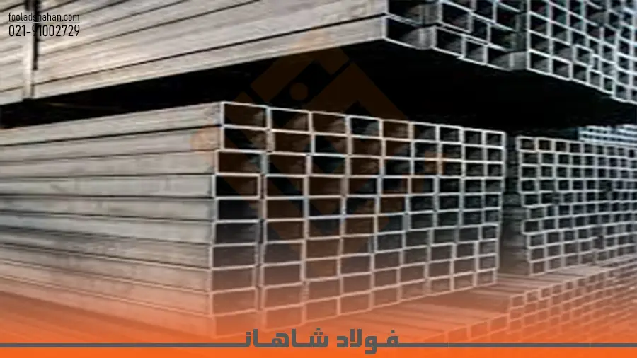 نمای نزدیک از سطح براق و لایه گالوانیزه روی پروفیل فولادی