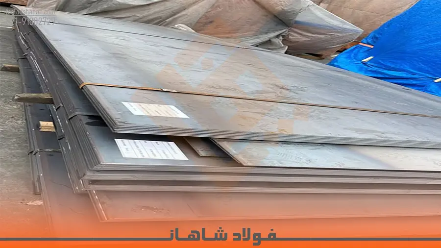 نمای نزدیک از سطح زبر و تیره ورق سیاه نورد گرم