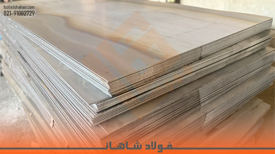 دسته‌های ورق سیاه فابریک در انبار فولاد شاهان