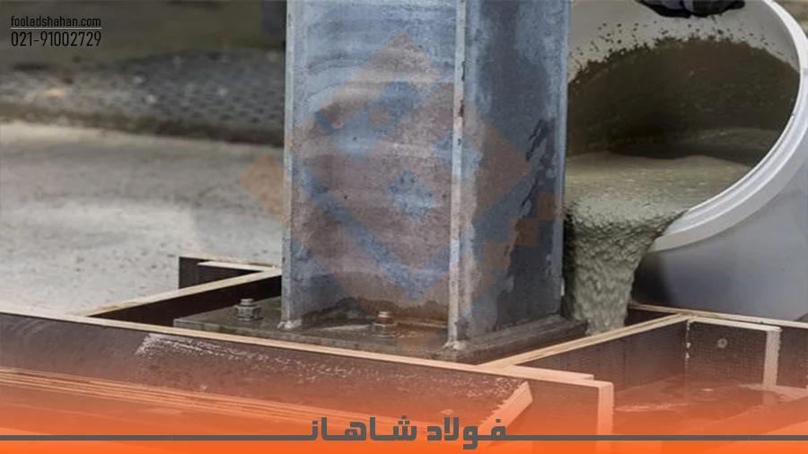 نمای نزدیک از اجرای گروت زیر صفحه ستون فولادی بر روی فونداسیون بتنی