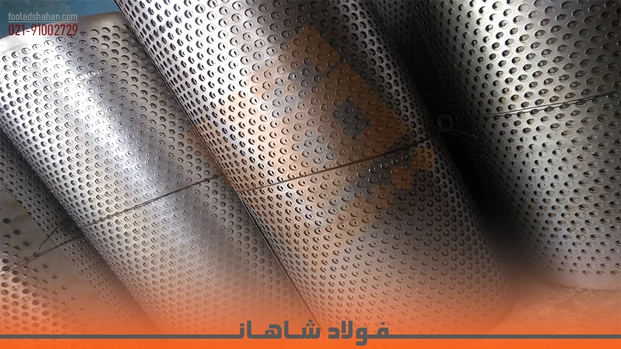 نمای نزدیک از ورق فلزی روغنی پانچ شده با چشمه های دایره ای منظم