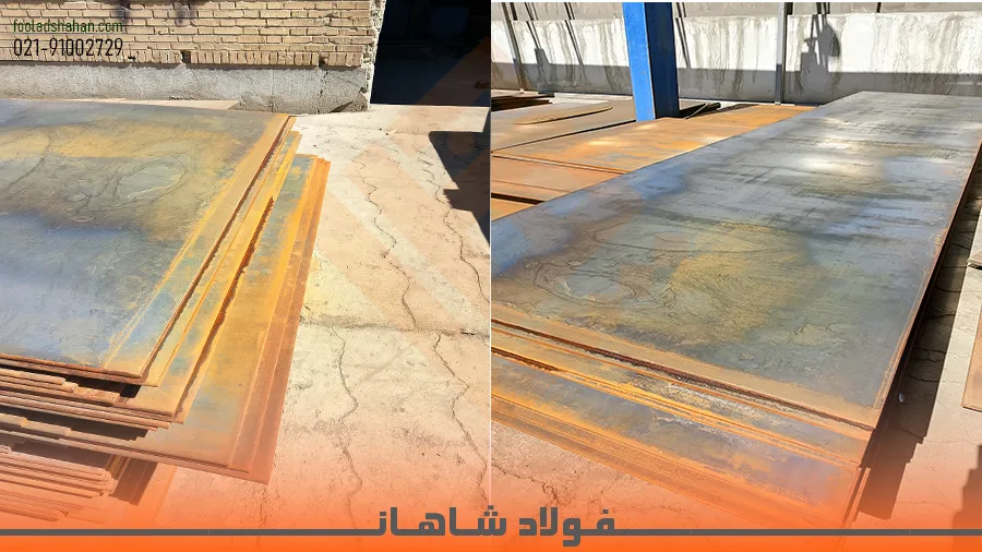 ورق سیاه دپو شده در محیط باز که دچار زنگ زدگی شدید سطحی شده است