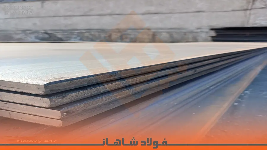 دستگاه برش لیزر CNC در حال برش قطعات دقیق روی ورق سیاه 1.5 میلی‌متر