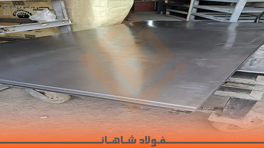 انبار دپوی گسترده مقاطع فولادی و ورق سیاه در بنگاه تهران فولاد شاهان